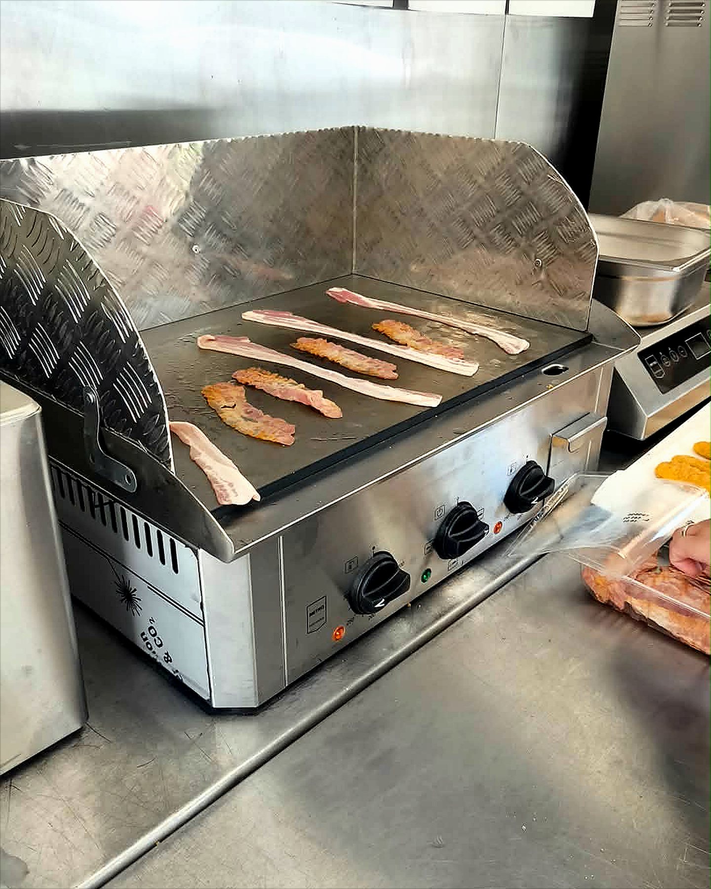 Příprava jídla na gastro grilu v cateringovém voze