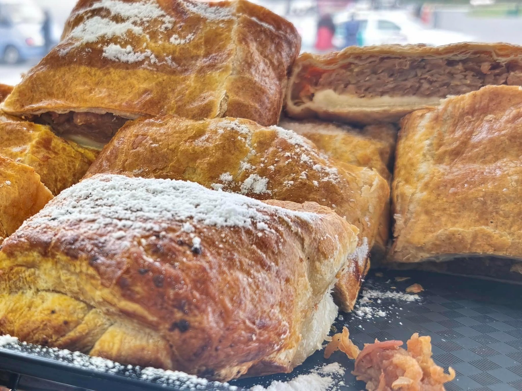 Detail pečených plněných taštiček ve vitríně cateringového vozu