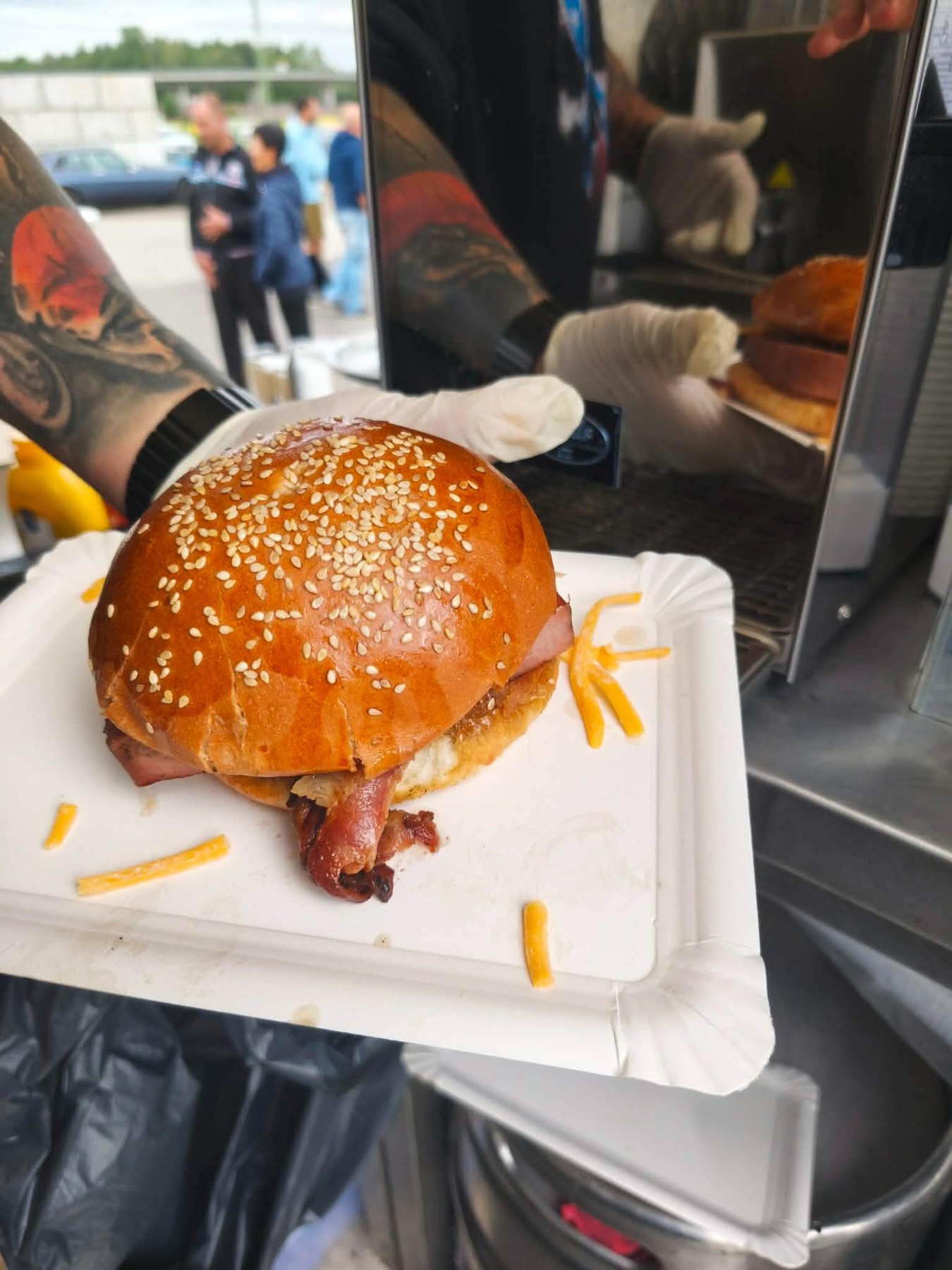 Burger podávaný z cateringového vozu během akce