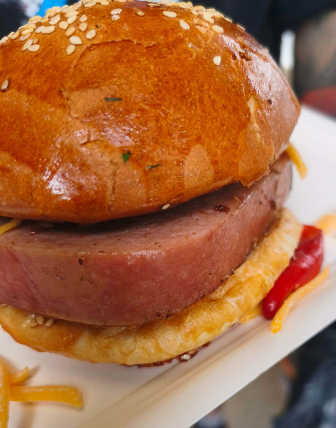 Detail burgeru připraveného k výdeji