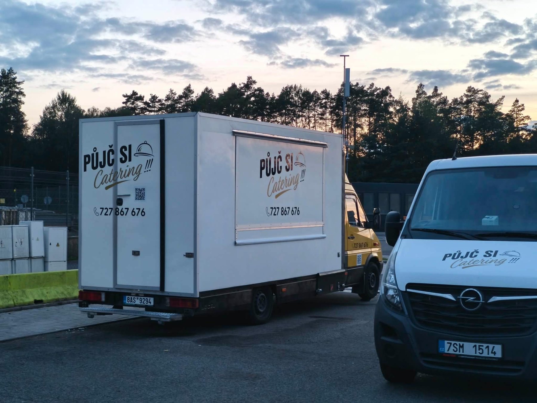 Cateringový vůz a dodávka Půjč si catering připravené po akci