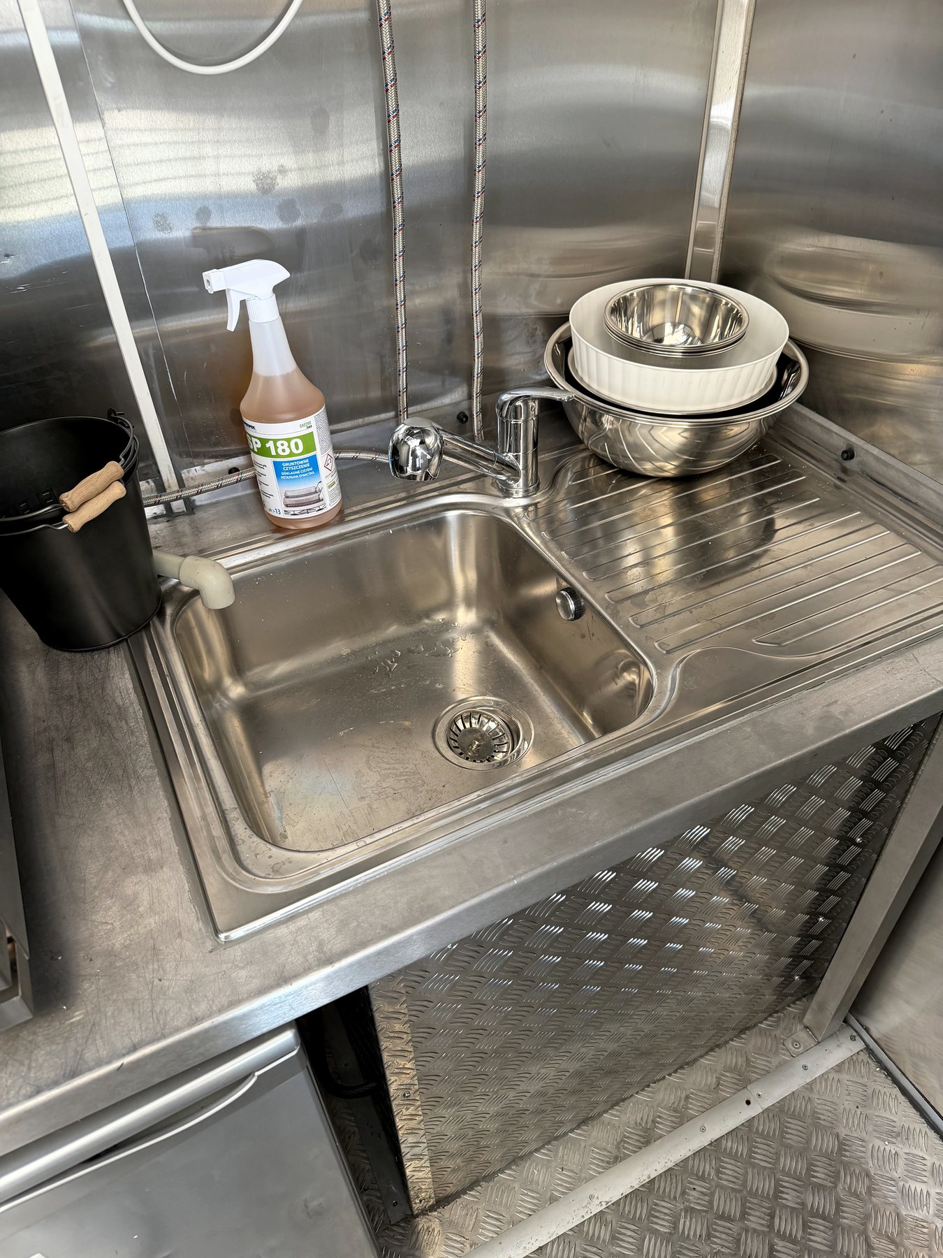 Dřez a hygienické zázemí cateringového vozu