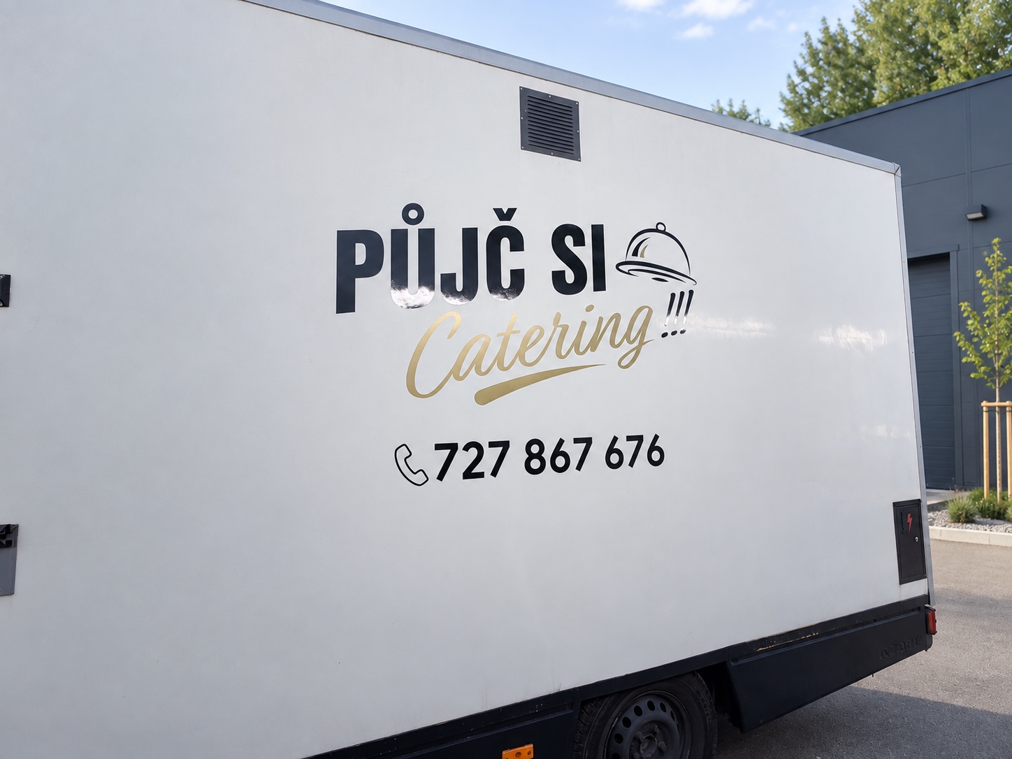 Boční pohled na cateringový vůz s kontaktními údaji