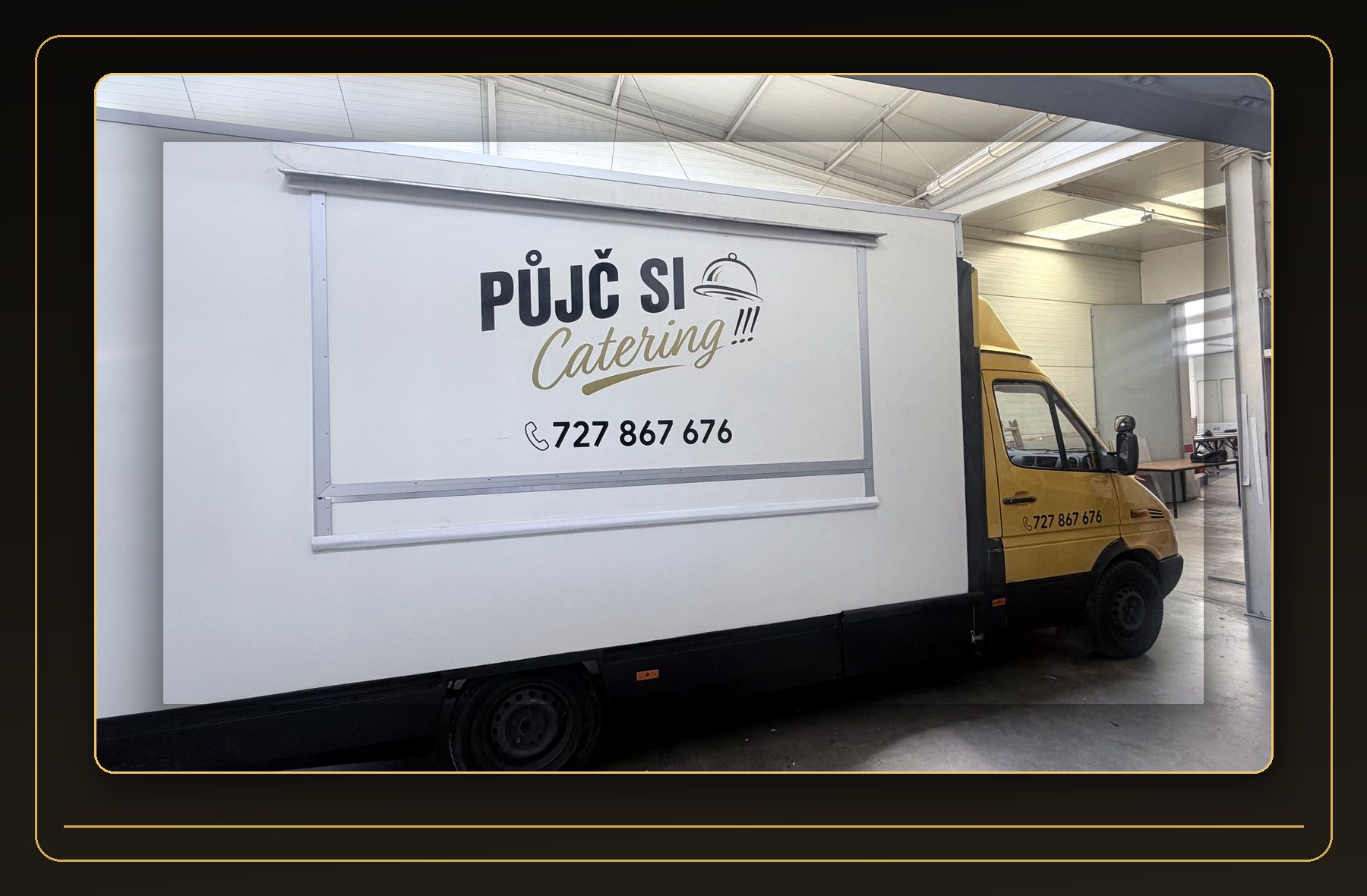 Logo Půjč si catering na boční straně vozu