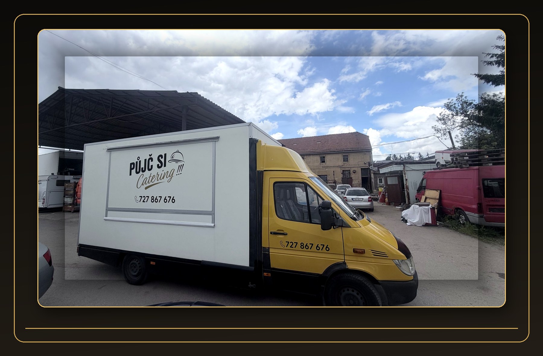 Cateringový vůz Půjč si catering ve venkovním areálu